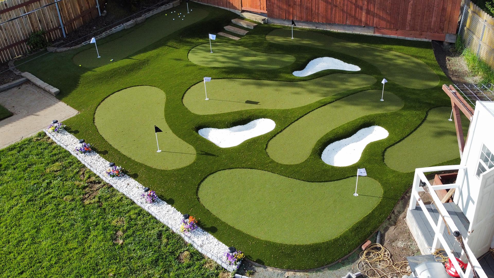 image of backyard mini golf course with SYNLawn precision putt surfacing